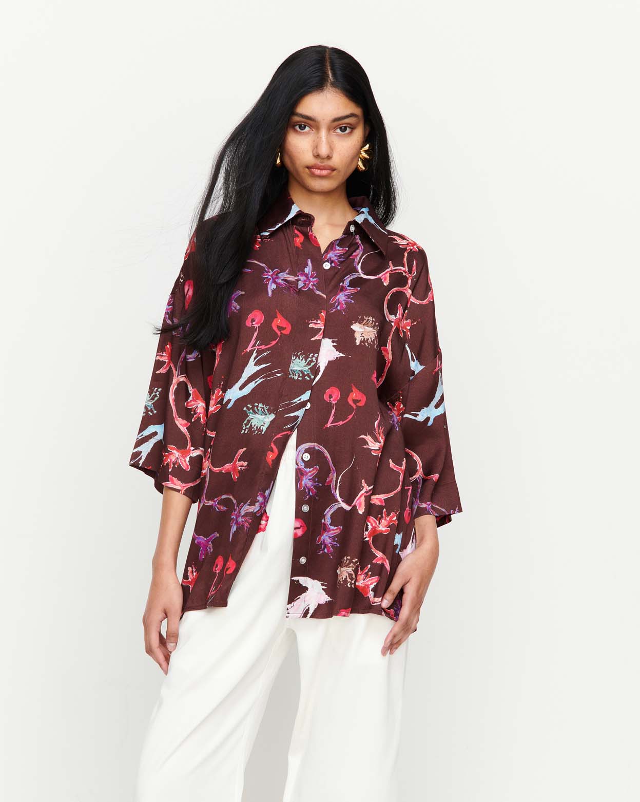 Effortlessly chic, the June Shirt features an oversized fit with short sleeves, a concealed placket, and exaggerated sleeves. Adorned with exclusive artwork in collaboration with Anouk Colantoni.