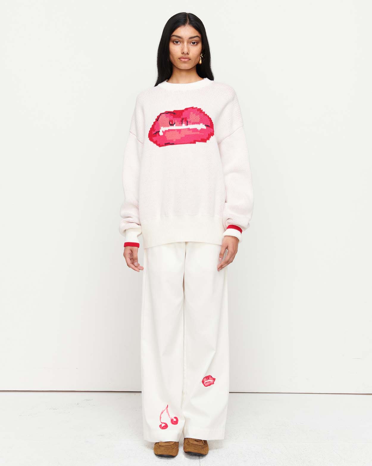 Stay cozy in the Lips Sweater – a classic crew neck, relaxed boyfriend fit, featuring exclusive artwork in collaboration with Anouk Colantoni for a bold, artistic touch.