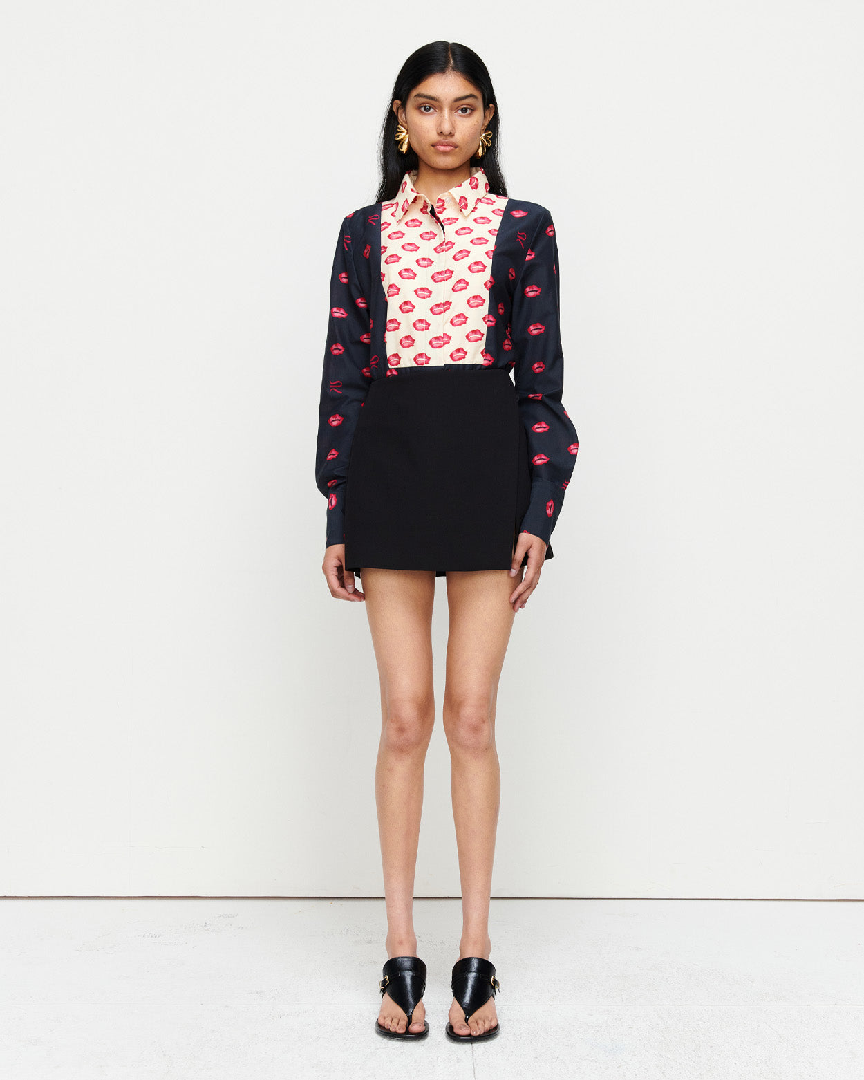 Get the best of both style and comfort with the Frankie Skort. Featuring a low-waist fit, built-in shorts, slight-stretch fabric, front split, and an invisible zip for a sleek, versatile look.