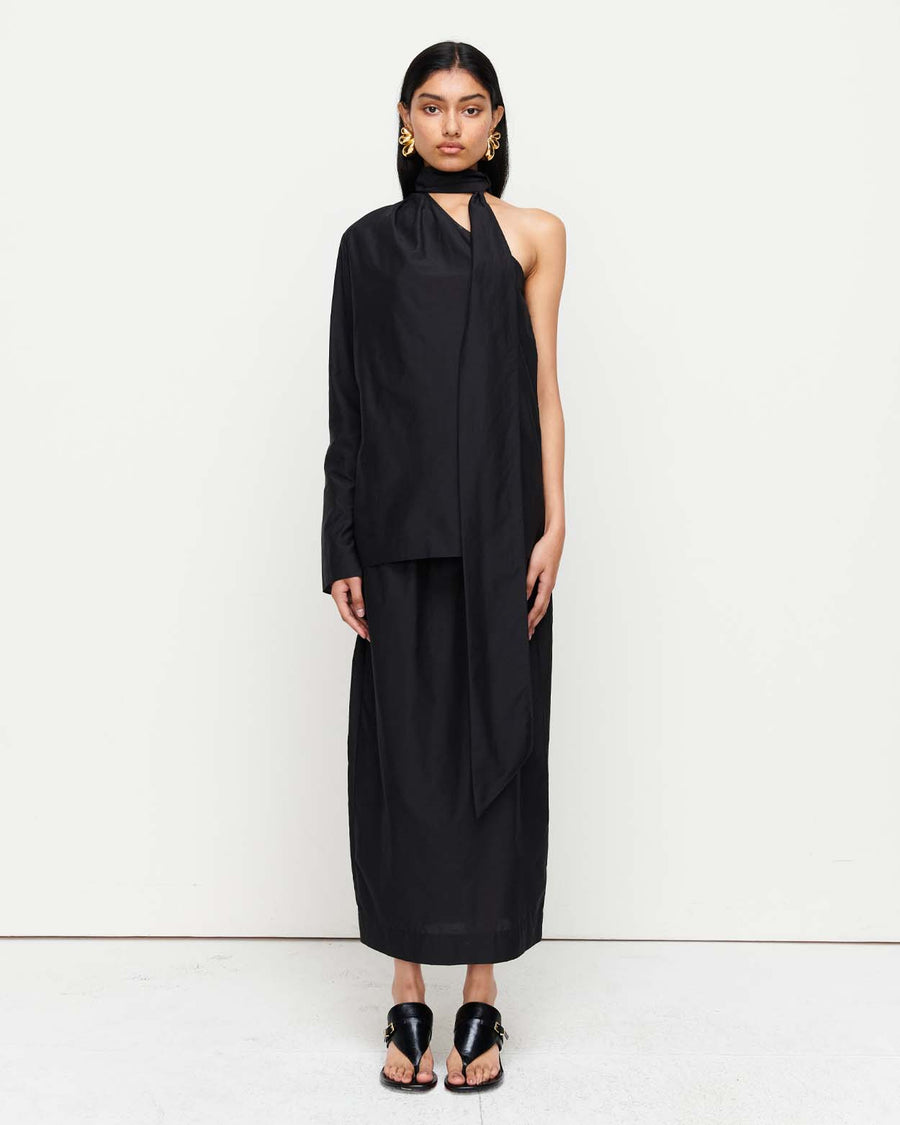Make a statement in the Leo Top – a one-shoulder, long-sleeve design featuring an exaggerated neck tie and side splits for effortless elegance.