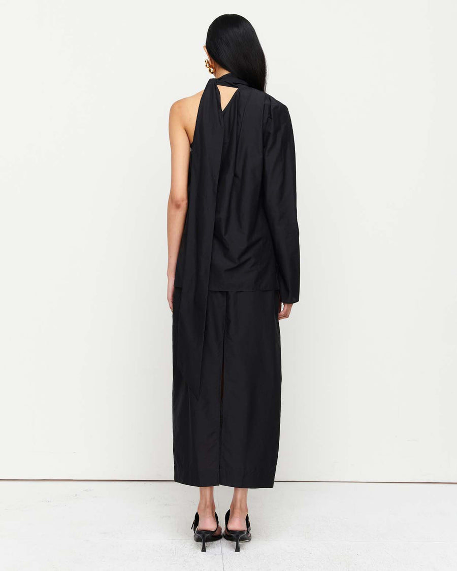 Make a statement in the Leo Top – a one-shoulder, long-sleeve design featuring an exaggerated neck tie and side splits for effortless elegance.