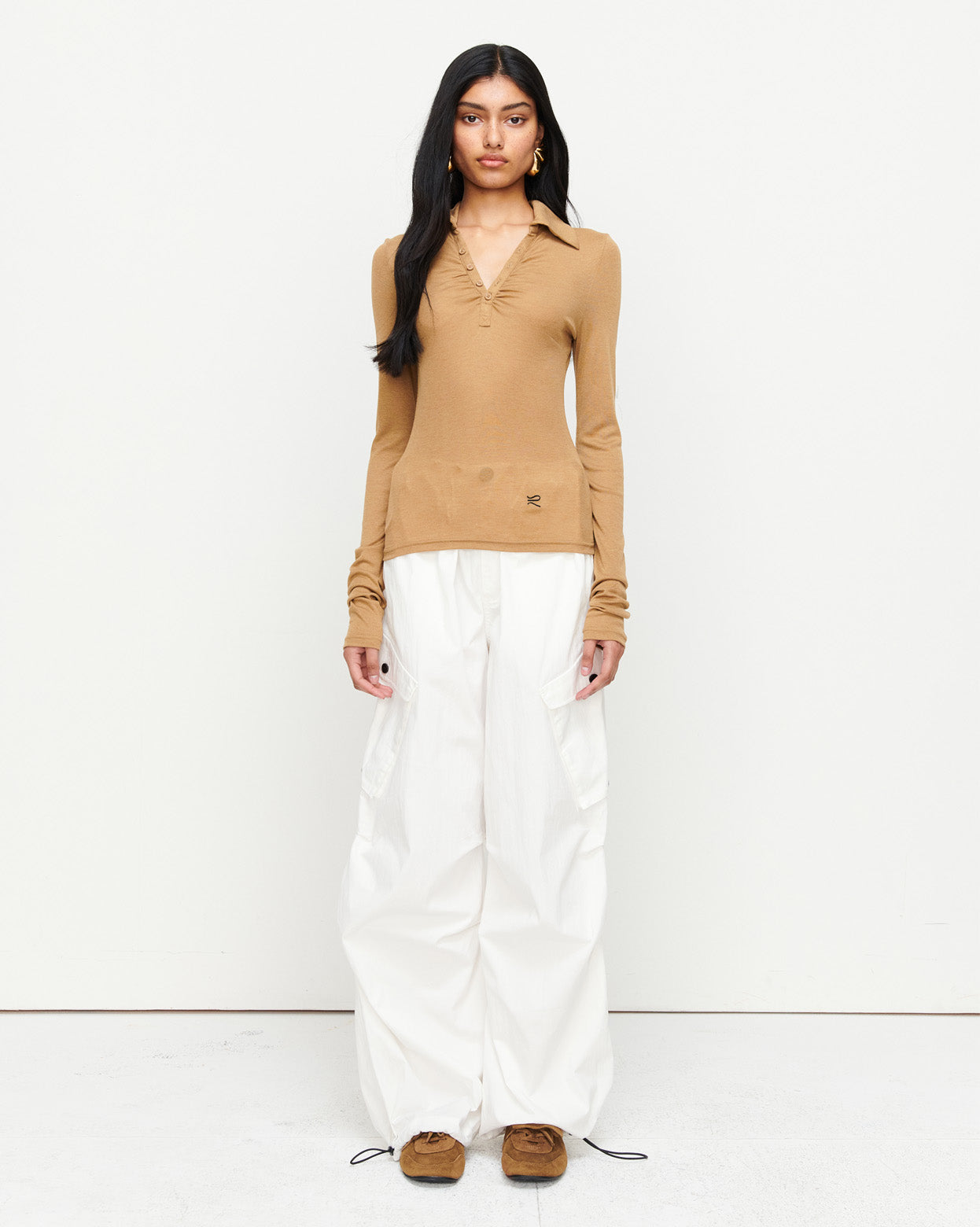 Elevate your wardrobe with the Louise Knit Top in Tan—a collared Henley-style design featuring soft gathers over the bust and elongated sleeves for effortless layering. Crafted from a luxe blend of Lyocell, acrylic, and wool, and finished with our signature ‘R’ embroidery.