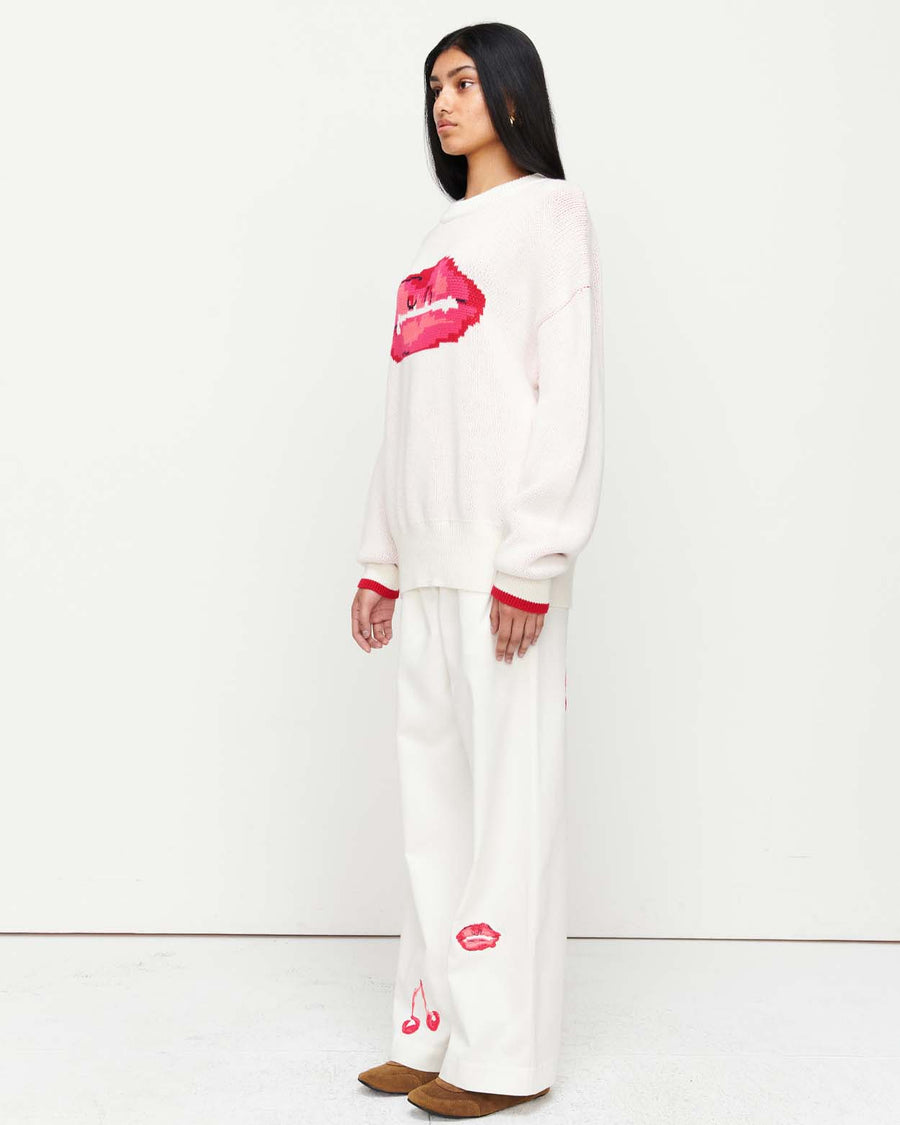 Stay cozy in the Lips Sweater – a classic crew neck, relaxed boyfriend fit, featuring exclusive artwork in collaboration with Anouk Colantoni for a bold, artistic touch.