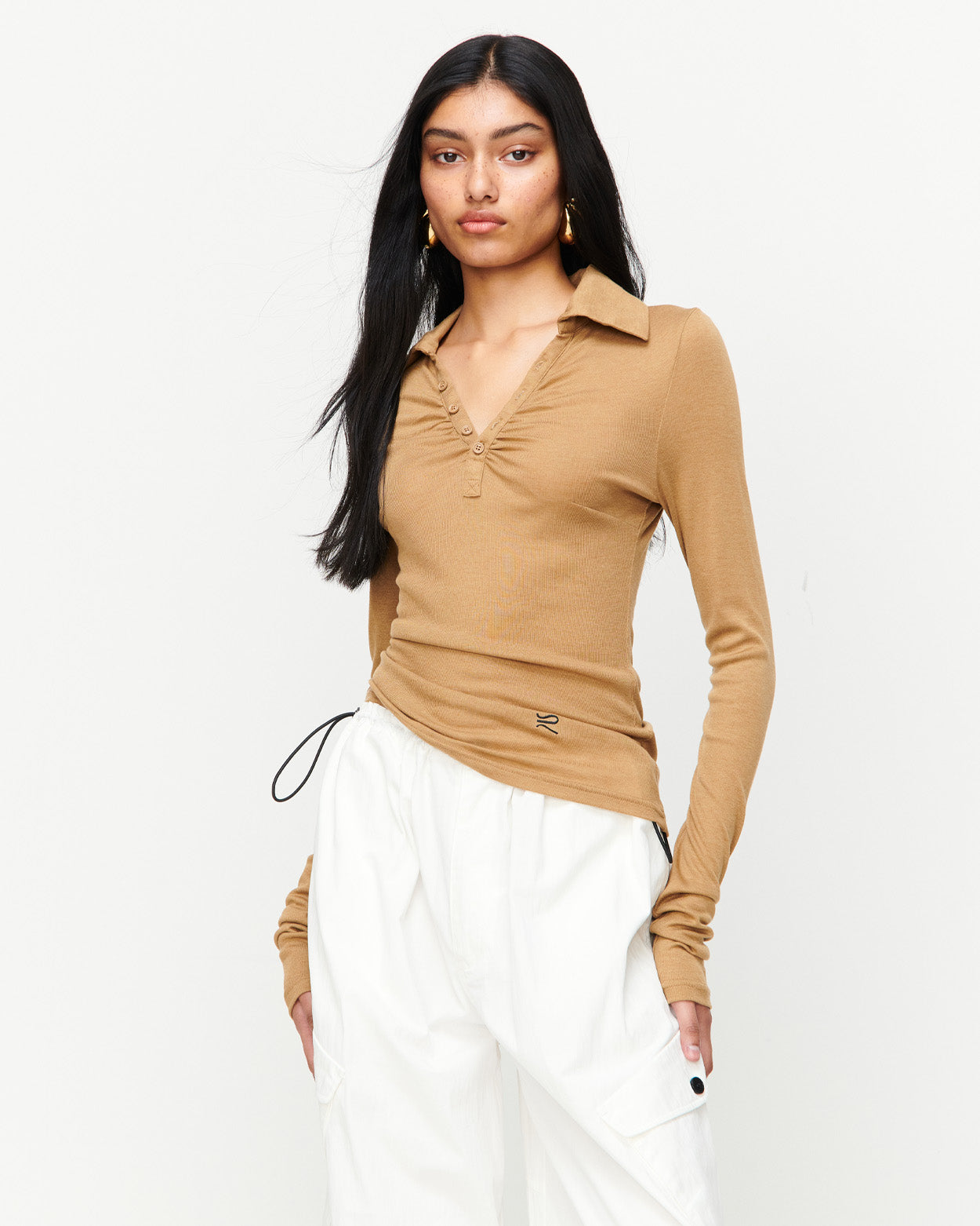 Elevate your wardrobe with the Louise Knit Top in Tan—a collared Henley-style design featuring soft gathers over the bust and elongated sleeves for effortless layering. Crafted from a luxe blend of Lyocell, acrylic, and wool, and finished with our signature ‘R’ embroidery.