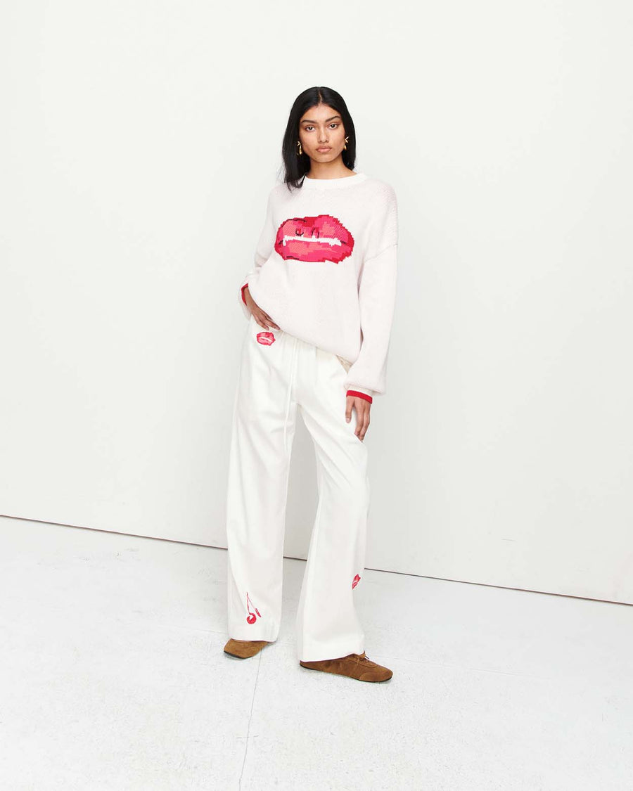 Stay cozy in the Lips Sweater – a classic crew neck, relaxed boyfriend fit, featuring exclusive artwork in collaboration with Anouk Colantoni for a bold, artistic touch.