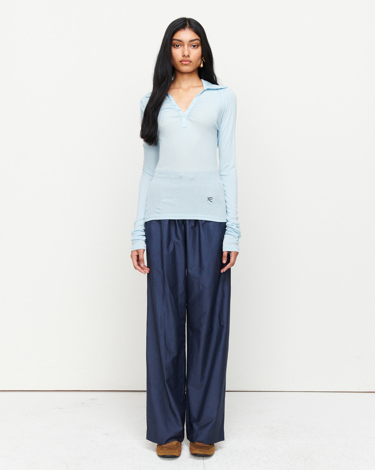 Elevate your wardrobe with the Louise Knit Top in Blue—a collared Henley-style design featuring soft gathers over the bust and elongated sleeves for effortless layering. Crafted from a luxe blend of Lyocell, acrylic, and wool, and finished with our signature ‘R’ embroidery.