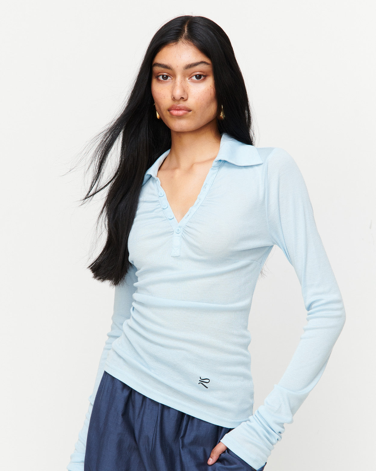 Elevate your wardrobe with the Louise Knit Top in Blue—a collared Henley-style design featuring soft gathers over the bust and elongated sleeves for effortless layering. Crafted from a luxe blend of Lyocell, acrylic, and wool, and finished with our signature ‘R’ embroidery.