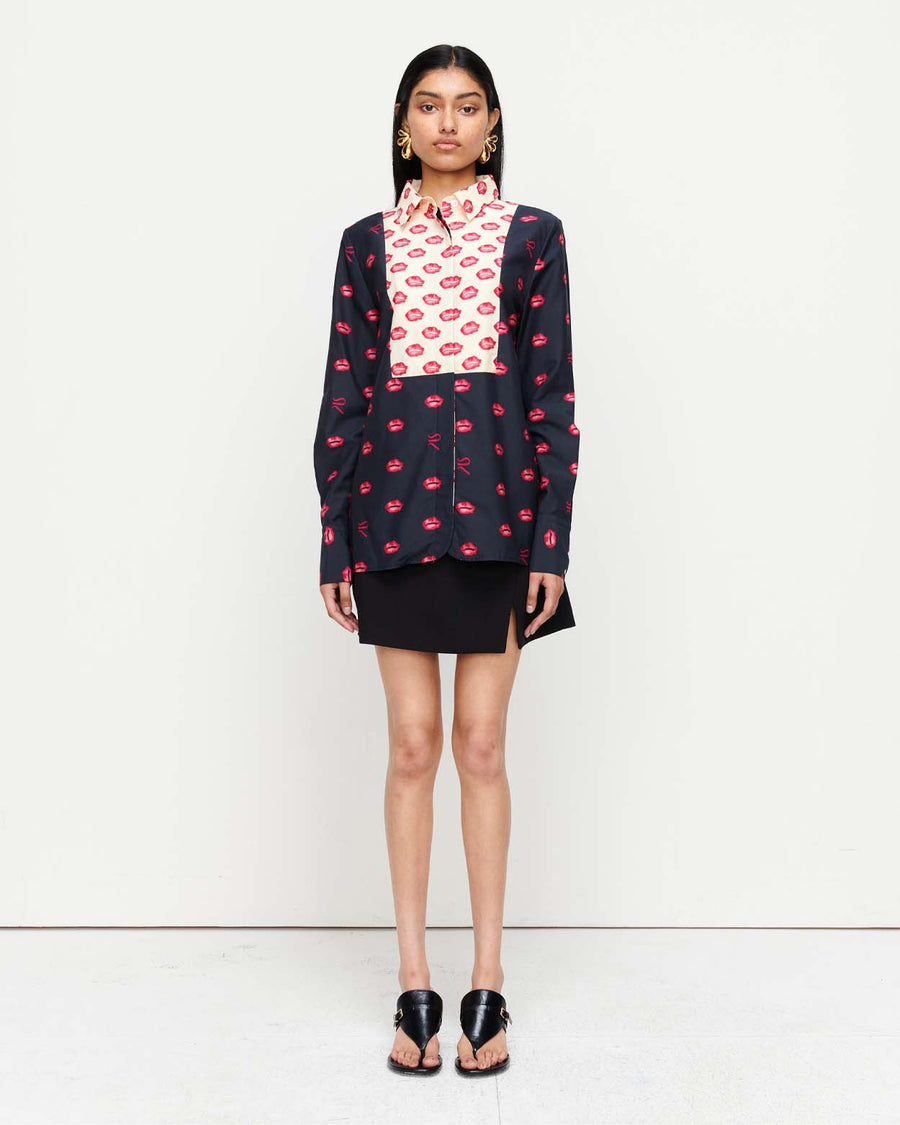 Introducing the Evelyn Shirt – a slim-fit, tux-inspired design featuring the signature lips illustration, created in collaboration with artist Anouk Colantoni. A timeless piece with a playful, artistic twist.