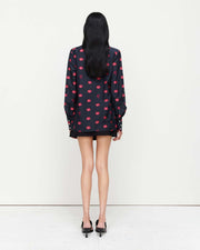 Introducing the Evelyn Shirt – a slim-fit, tux-inspired design featuring the signature lips illustration, created in collaboration with artist Anouk Colantoni. A timeless piece with a playful, artistic twist.