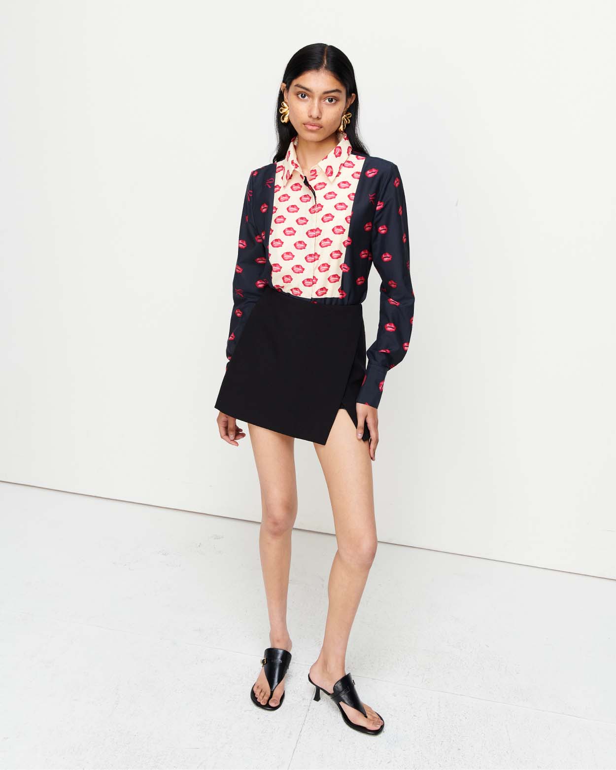 IGet the best of both style and comfort with the Frankie Skort. Featuring a low-waist fit, built-in shorts, slight-stretch fabric, front split, and an invisible zip for a sleek, versatile look.