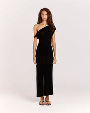 Discover the Sim Dress, a versatile piece featuring an asymmetrical off-the-shoulder neckline and gentle gathers along the side seams for a flattering silhouette. Crafted from luxurious Tencel-linen knit, this dress is finished with a subtle back split for effortless movement and style.
